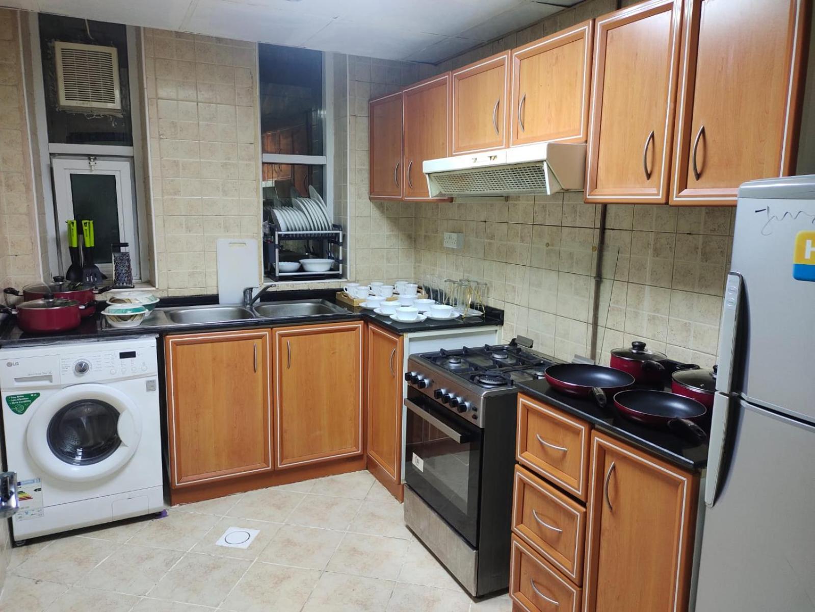 Arnim Suite - 3 Bedrooms Apartment Шарджа Экстерьер фото