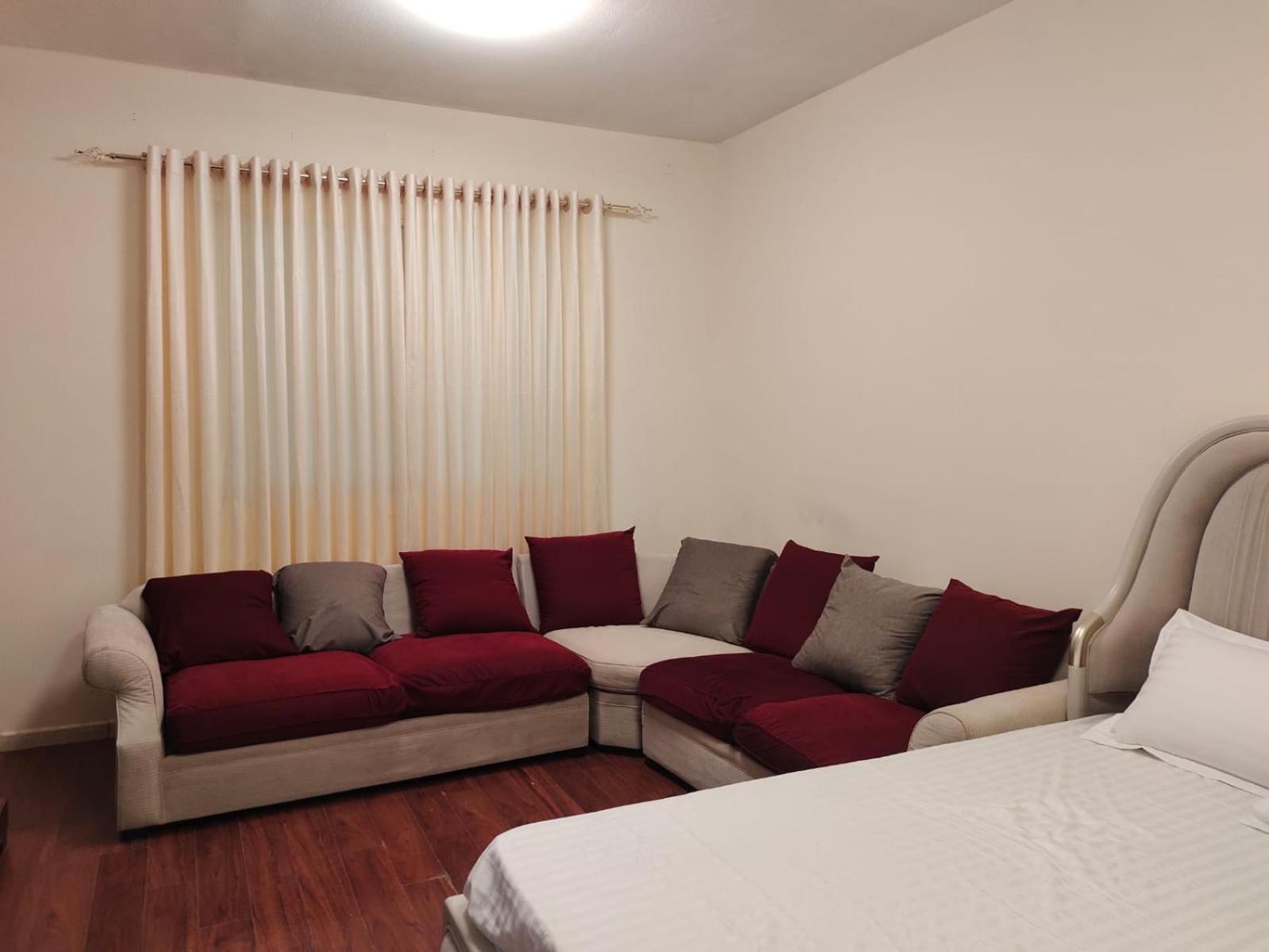 Arnim Suite - 3 Bedrooms Apartment Шарджа Экстерьер фото