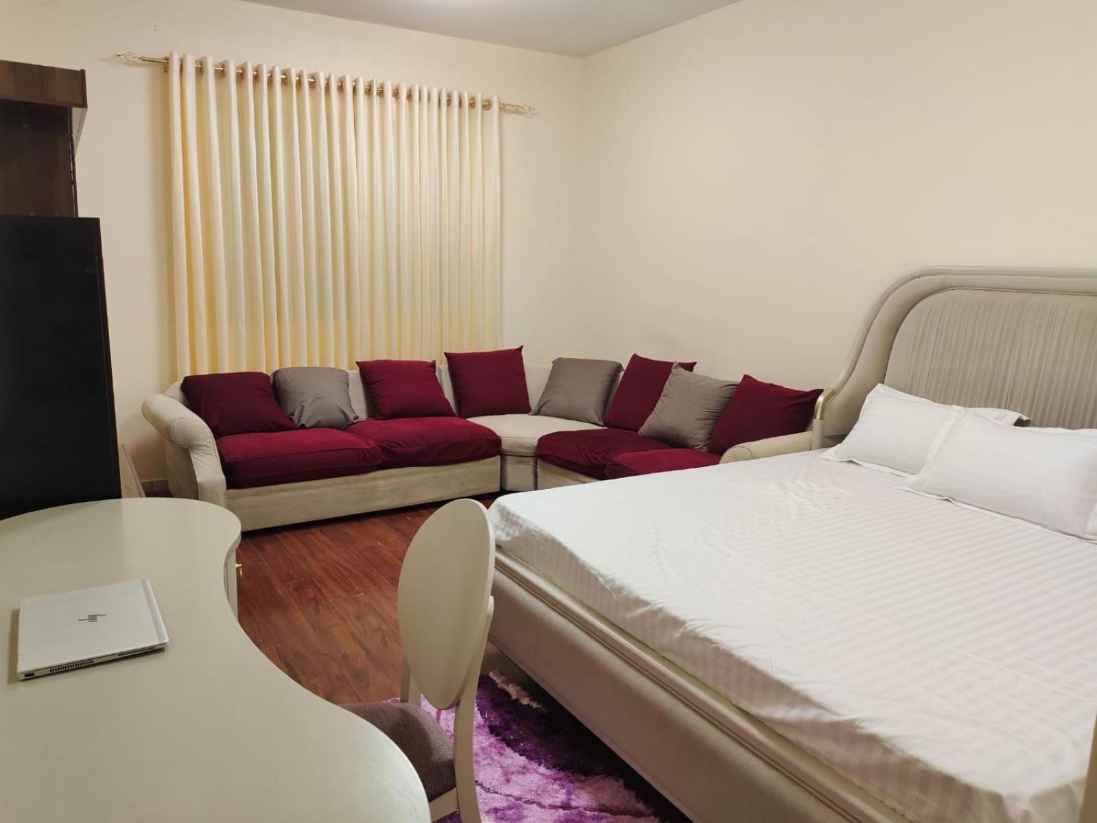 Arnim Suite - 3 Bedrooms Apartment Шарджа Экстерьер фото