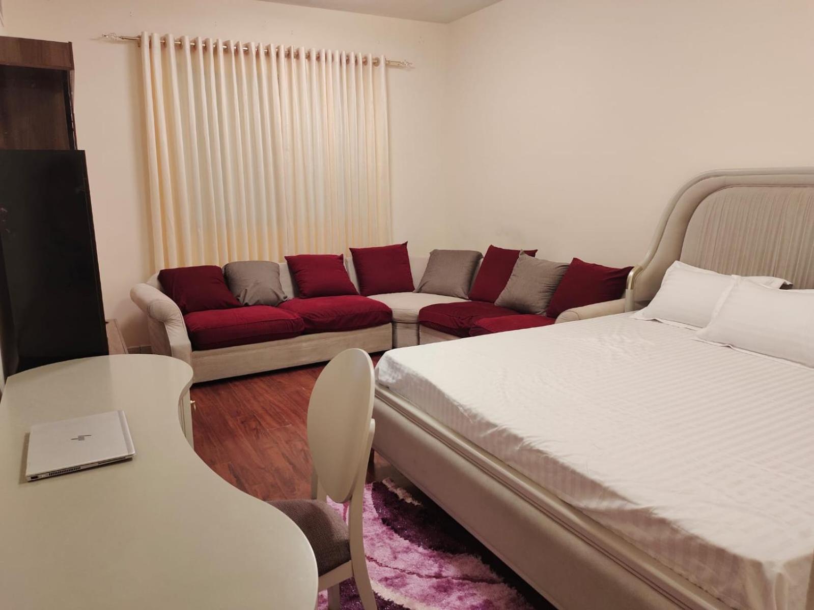 Arnim Suite - 3 Bedrooms Apartment Шарджа Экстерьер фото